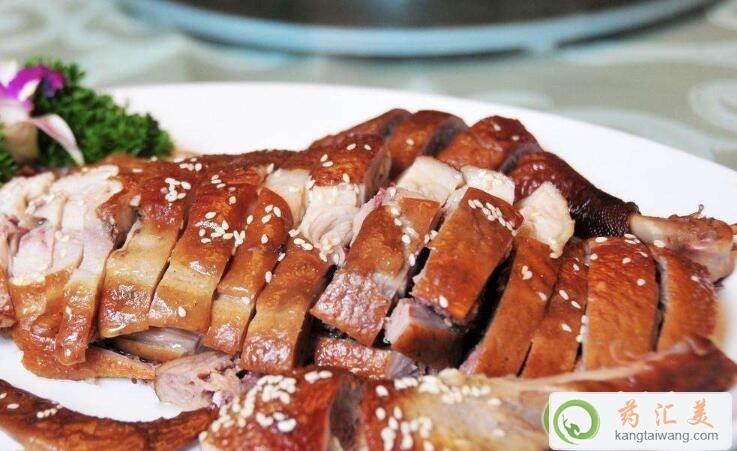 鴨肉性涼,味甘、咸。入肺、胃、腎經。鴨肉具有滋養肺胃,健脾利水。主治肺胃陰虛,干咳少痰,骨蒸潮熱,口干口渴,消瘦乏力等;脾虛水泛,全身水腫按之凹陷,神疲乏力,小便短少。 與鴨肉相克的食物 1、鴨肉不能和兔肉、楊梅、核桃、木耳、胡桃、大蒜、蕎麥一起吃。 2、鴨肉忌與雞蛋同食,否則會大傷人體中的元氣。 3、鴨肉也不能和鱉肉一起吃,會使人陰盛陽虛,水腫泄瀉。 4、鴨肉+大蒜:中毒 5、鴨肉+甲魚:久食令人陽虛,水腫腹瀉 與鴨肉宜搭的食物 1、鴨肉宜與山藥同食,可降低膽固醇、滋補身體。 2、鴨肉和酸菜同食可以清肺養胃、滋陰補腎、消腫利水 3、鴨肉適合和小紅豆一起吃,具有利尿解毒的功效。 4、鴨肉和沙參同食,有補血滋陰之功效;沙參性微寒,有滋陰養胃、生津清肺之功效,兩者同食有滋陰潤燥,治療干咳等作用。 5、鴨肉宜與當歸同食,具有補血作用。6、鴨肉宜與白菜同食,可促進血液中膽固醇的代謝。 鴨肉性涼,味甘、咸。入肺、胃、腎經。鴨肉具有滋養肺胃,健脾利水。主治肺胃陰虛,干咳少痰,骨蒸潮熱,口干口渴,消瘦乏力等;脾虛水泛,全身水腫按之凹陷,神疲乏力,小便短少。 與鴨肉相克的食物 1、鴨肉不能和兔肉、楊梅、核桃、木耳、胡桃、大蒜、蕎麥一起吃。 2、鴨肉忌與雞蛋同食,否則會大傷人體中的元氣。 3、鴨肉也不能和鱉肉一起吃,會使人陰盛陽虛,水腫泄瀉。 4、鴨肉+大蒜:中毒 5、鴨肉+甲魚:久食令人陽虛,水腫腹瀉 與鴨肉宜搭的食物 1、鴨肉宜與山藥同食,可降低膽固醇、滋補身體。 2、鴨肉和酸菜同食可以清肺養胃、滋陰補腎、消腫利水 3、鴨肉適合和小紅豆一起吃,具有利尿解毒的功效。 4、鴨肉和沙參同食,有補血滋陰之功效;沙參性微寒,有滋陰養胃、生津清肺之功效,兩者同食有滋陰潤燥,治療干咳等作用。 5、鴨肉宜與當歸同食,具有補血作用。6、鴨肉宜與白菜同食,可促進血液中膽固醇的代謝。